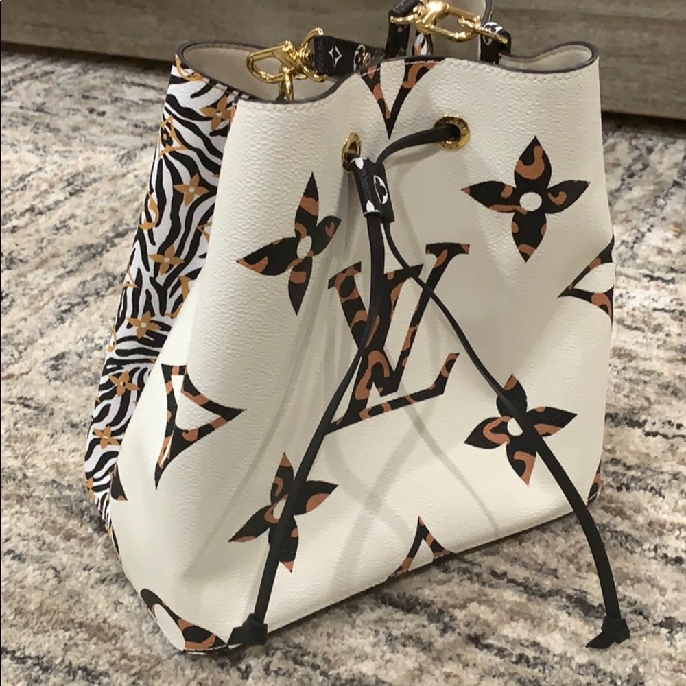 Louis Vuitton neo noe shoulder jungle while